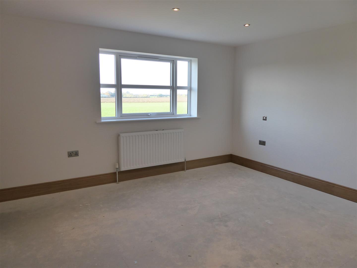 MASTER BEDROOM (REAR)